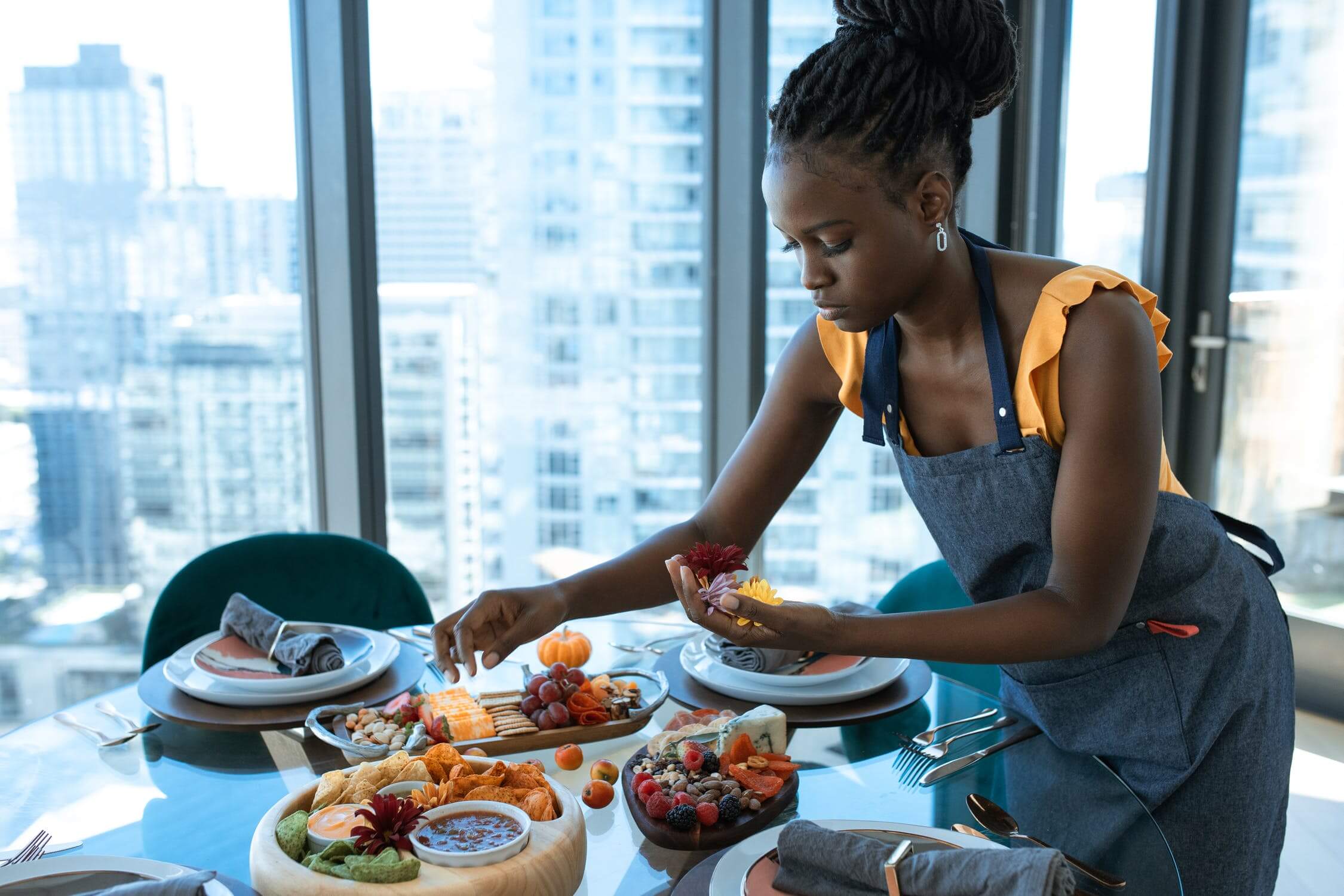 female caterer organizes table display